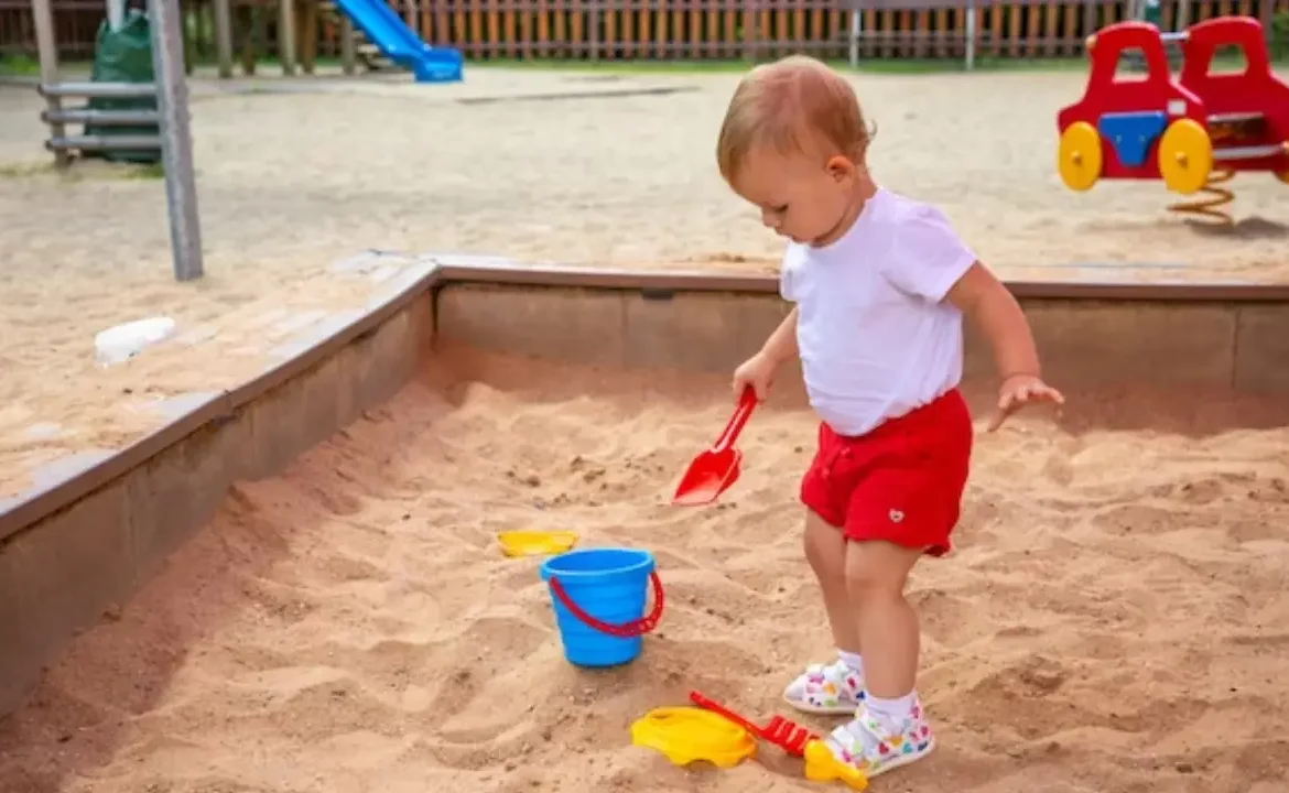 kids play with sandpit